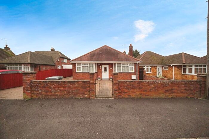3 Bedroom Detached Bungalow For Sale In Onslow Road, Luton, LU4