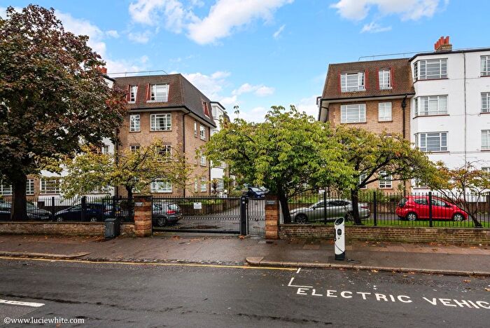 3 Bedroom Flat To Rent In Woodside, London, SW19