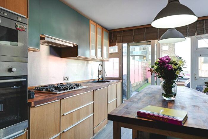 4 Bedroom Flat For Sale In Kedleston Walk, Bethnal Green, London, E2