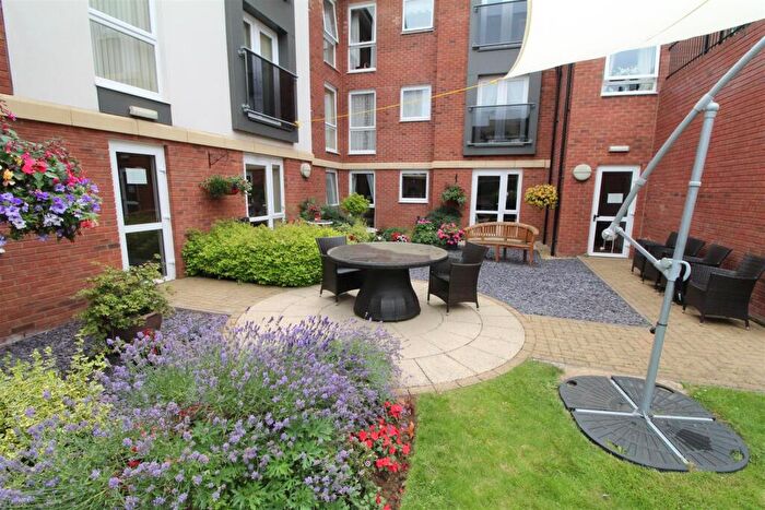 1 Bedroom Flat For Sale In Elliott Court, High Street North, Dunstable, LU6