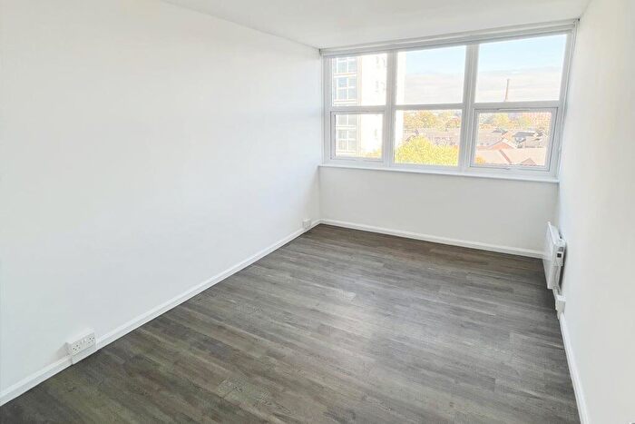 3 Bedroom Apartment To Rent In The Apple Building, Oldham Road, Manchester, M40