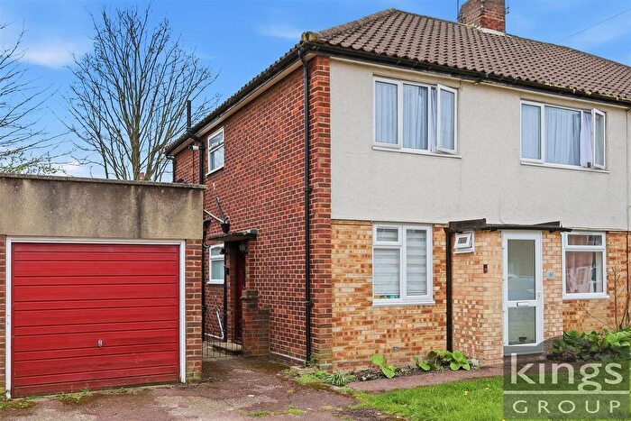 2 Bedroom Maisonette For Sale In Holmbridge Gardens, Enfield, EN3