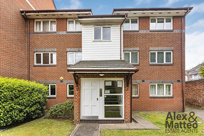 2 Bedroom Flat For Sale In Goodwin Close, Bermondsey, SE16