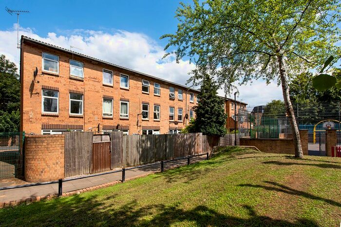 3 Bedroom Town House To Rent In Langford Close, Hackney, E8