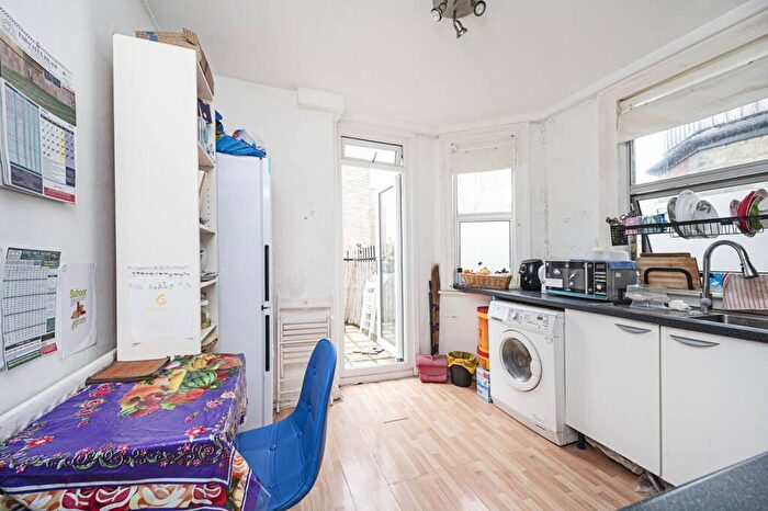 1 Bedroom Flat To Rent In Cavell Street, , Whitechapel, London, E1