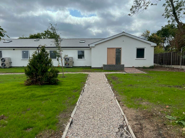 3 Bedroom Bungalow To Rent In Bedroom Bungalow - Hounds Grove - Noak Hill -, RM4