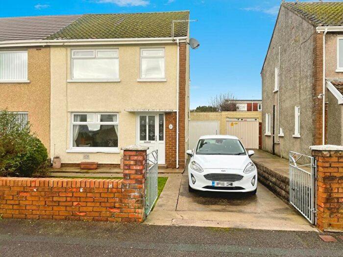 4 Bedroom Semi-Detached House For Sale In Davies Avenue, Bridgend, CF31