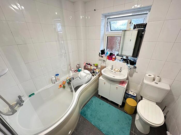 1 Bedroom Flat To Rent In Wivelsfield, Eaton Bray, Dunstable, Bedfordshire, LU6