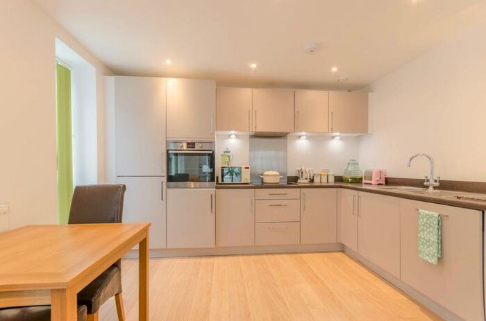 2 Bedroom Flat To Rent In Atkins Square, Hackney Downs, London, E8