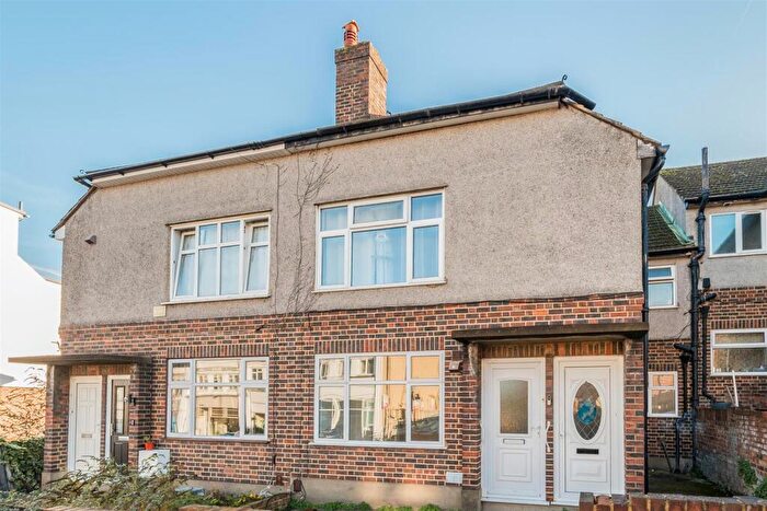 2 Bedroom Maisonette For Sale In Chiltern Drive, Surbiton, KT5