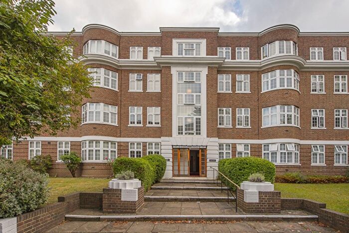 3 Bedroom Flat To Rent In The Downs, London, SW20