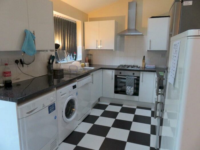 4 Bedroom Semi-Detached House To Rent In Allington Avenue, Nottingham, NG7