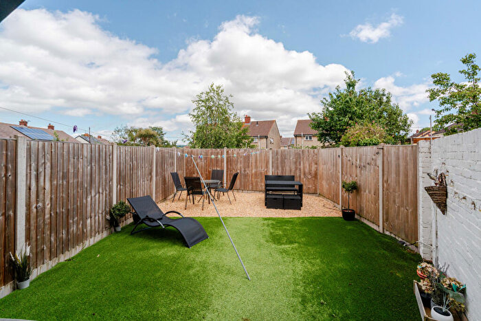 2 Bedroom Flat For Sale In The Orchards, Bristol, BS20