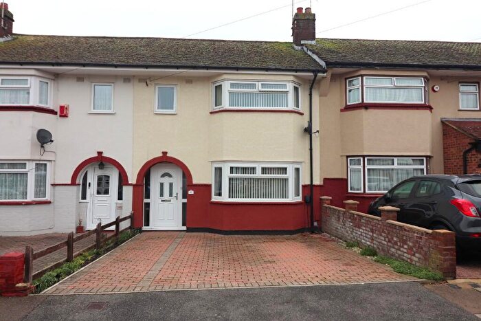 3 Bedroom Terraced House For Sale In Wilsden Avenue, Luton, Bedfordshire, LU1