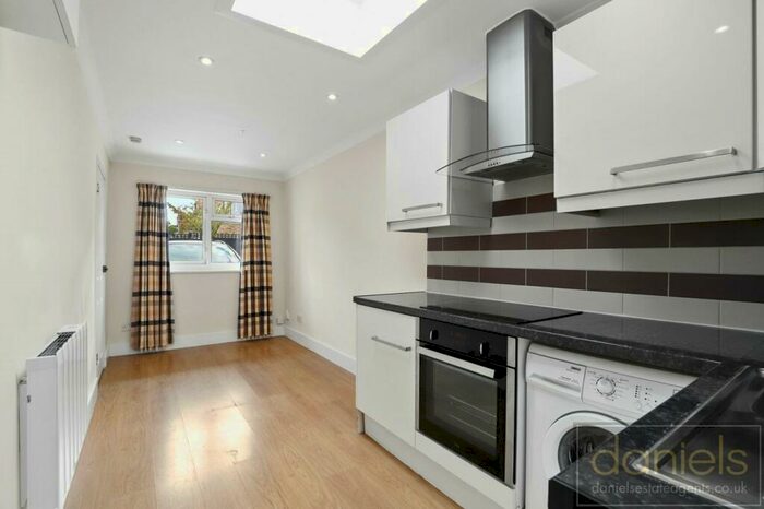 1 Bedroom Ground Flat To Rent In Furness Road, Kensal Green, NW10