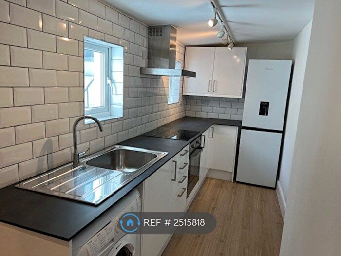 2 Bedroom Flat To Rent In Warwick Road, London, SW5