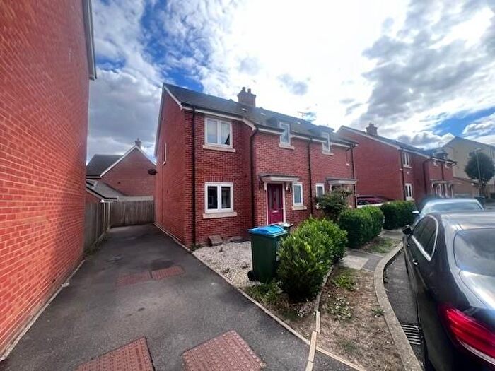 3 Bedroom Semi-Detached House To Rent In Lakeland Drive, Aylesbury, HP18