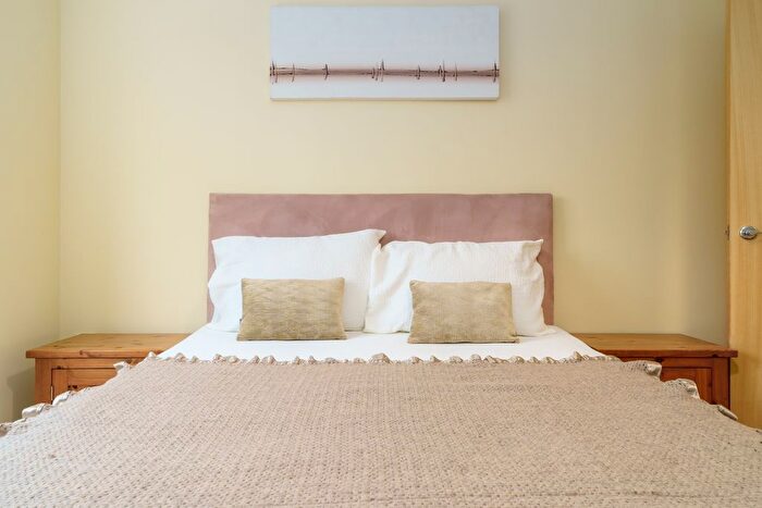 1 Bedroom Flat For Sale In Gean Court, Cline Road, Bounds Green, N11