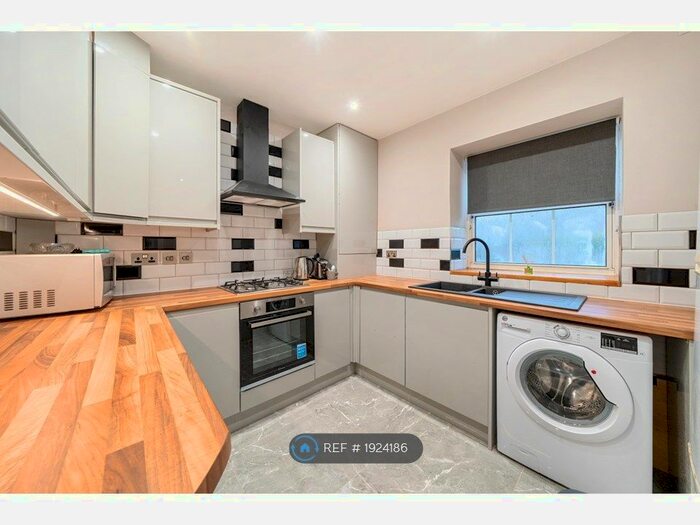 2 Bedroom Flat To Rent In William Bonney Estate, London, SW4