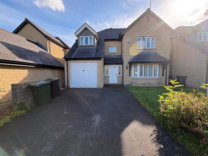 4 Bedroom Detached House For Sale In Glenholme Park, Clayton, Bradford, BD14