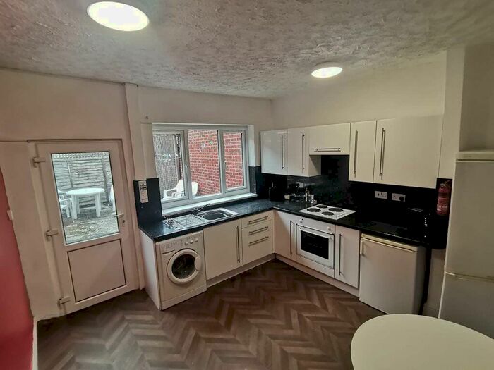 3 Bedroom House To Rent In Cromwell Street, Nottingham, NG7
