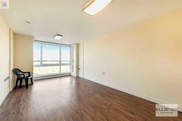 2 Bedroom Flat To Rent In The Green, Southall UB2