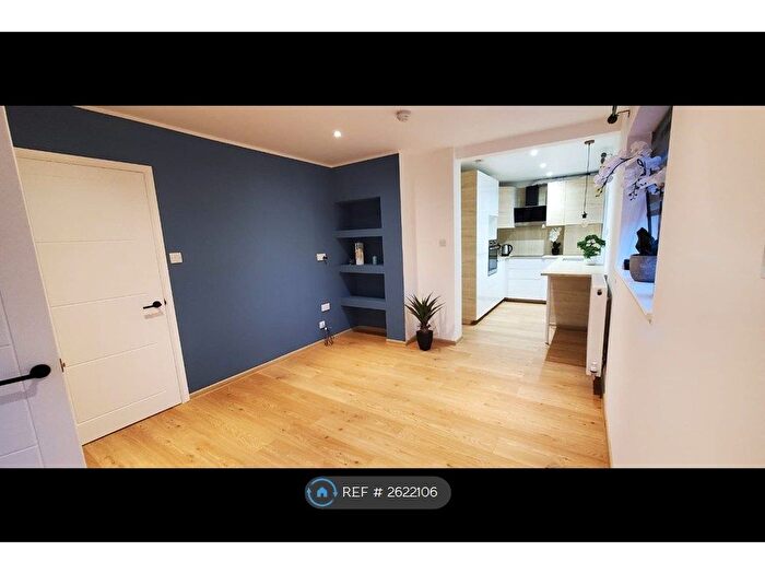 3 Bedroom Semi-detached House To Rent In Bowden Wood Crescent, Sheffield, S9