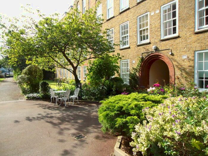 2 Bedroom Flat To Rent In Vicarage Crescent, London, SW11