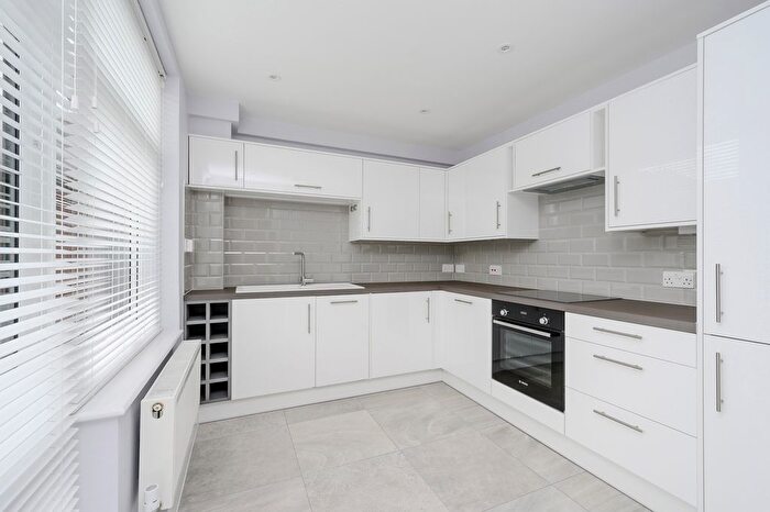 2 Bedroom Flat To Rent In Manningtree Close, Southfields, London, SW19