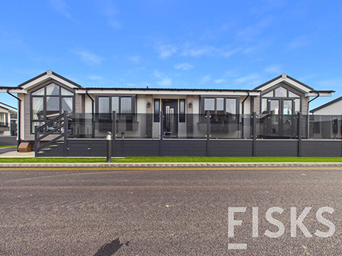 2 Bedroom Park Home For Sale In Cliffs Drive, Canvey Island, SS8