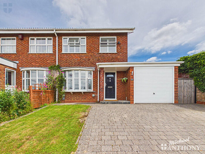 3 Bedroom Semi-Detached House For Sale In Hazlehurst Drive, Aylesbury, HP21