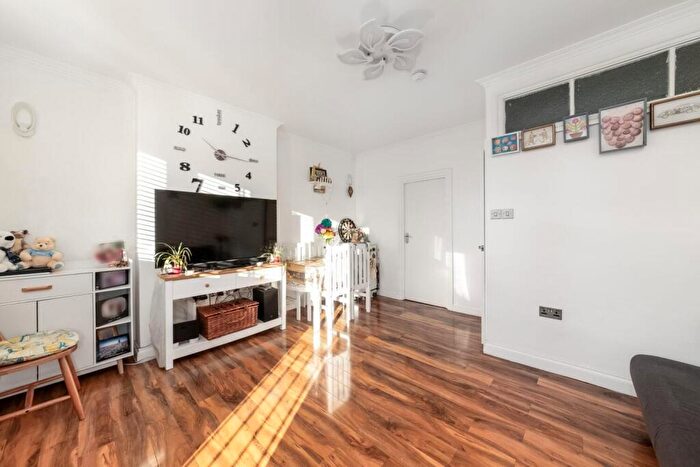 2 Bedroom Flat For Sale In Lakeview Road, West Norwood, London, SE27