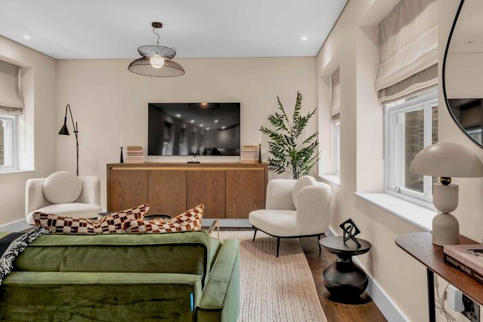 2 Bedroom Flat To Rent In Dyer's Buildings, London, EC1N