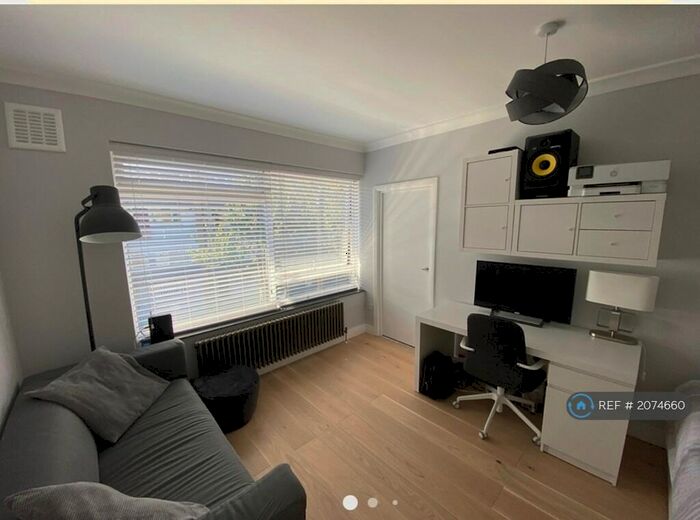 Studio To Rent In Pemberton Court, London, E1