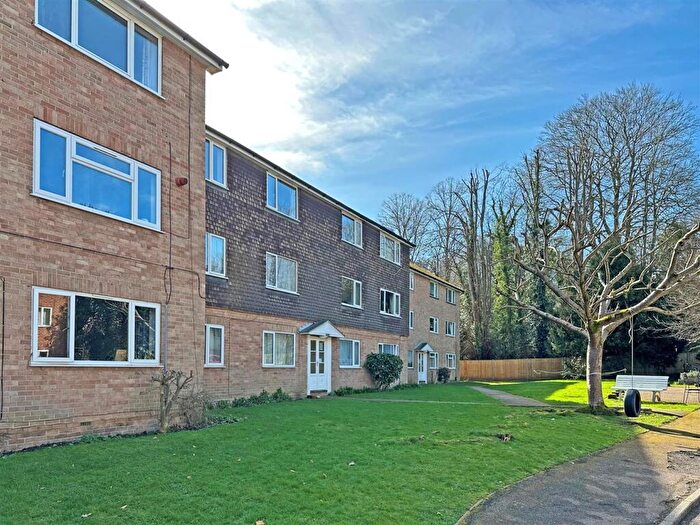 2 Bedroom Flat For Sale In Ridgeway Road, Redhill, RH1