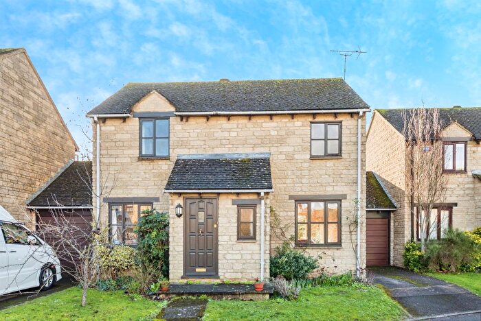 4 Bedroom Link Detached House For Sale In Calais Dene, Bampton, OX18