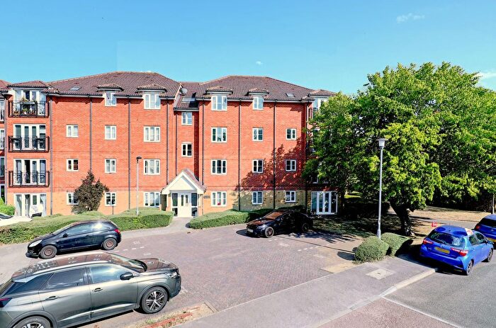 2 Bedroom Flat For Sale In Winnipeg Way, Broxbourne, EN10