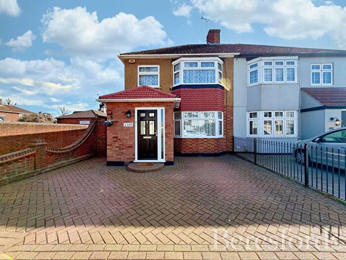 3 Bedroom Semi Detached House For Sale In Eyhurst Avenue, Hornchurch, RM12