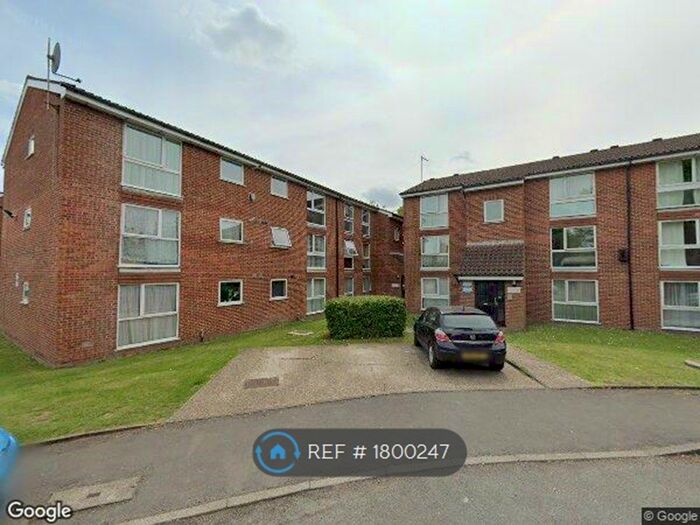 2 Bedroom Flat To Rent In Larch Close, London Friern Barnet, N11