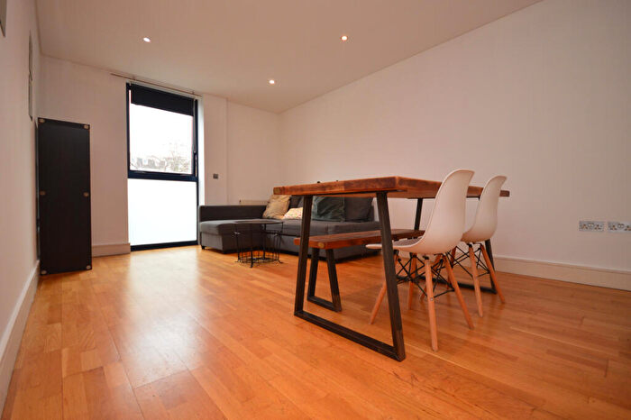 1 Bedroom Flat To Rent In Trafalgar Point, Islington, N1