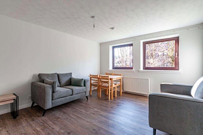 2 Bedroom Flat To Rent In L New Johns Place, Edinburgh, EH8