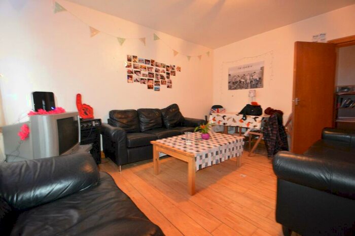 5 Bedroom Terraced House To Rent In Walmsley Road, Hyde Park, Leeds, LS6