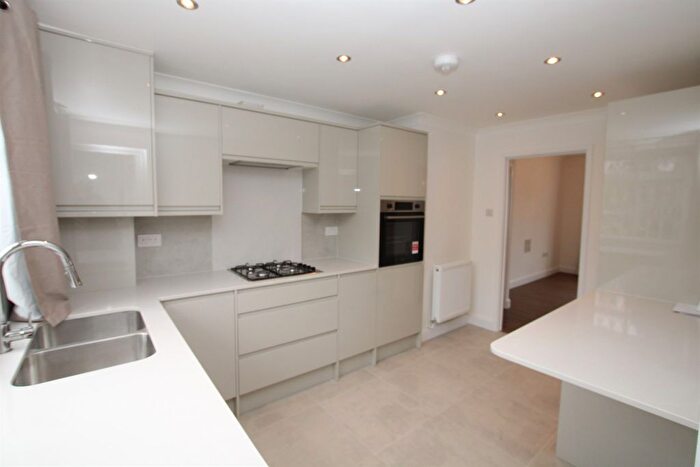 2 Bedroom Flat To Rent In Freeland Park, Holders Hill Road, Hendon, NW4