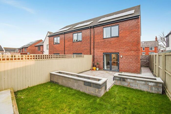 2 Bedroom Town House For Sale In Plover Avenue, South Elmsall, Pontefract, WF9