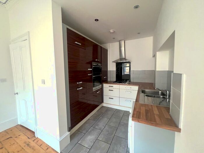 2 Bedroom Flat To Rent In Flat / Cathcart Road, Glasgow, G42