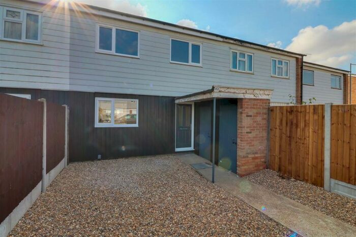 3 Bedroom House To Rent In Gideons Way, Stanford-le-hope, SS17