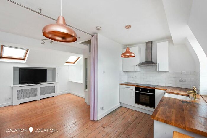 2 Bedroom Flat To Rent In Green Lanes, London, N16