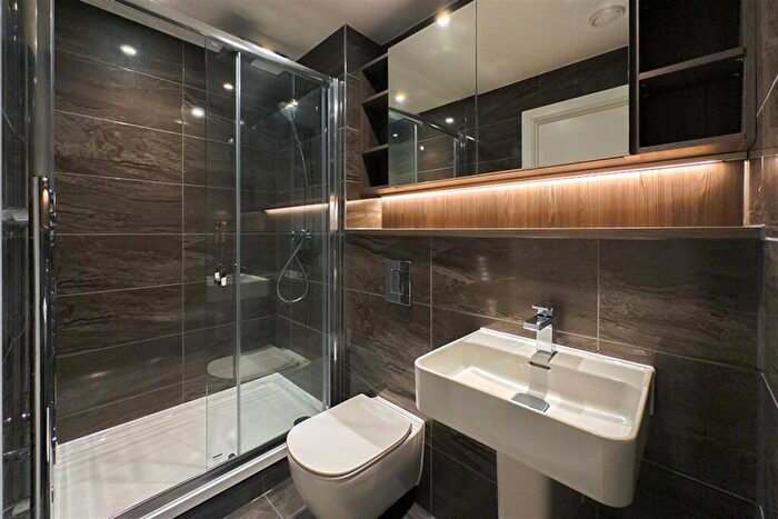 2 Bedroom Apartment To Rent In The Blade, M15