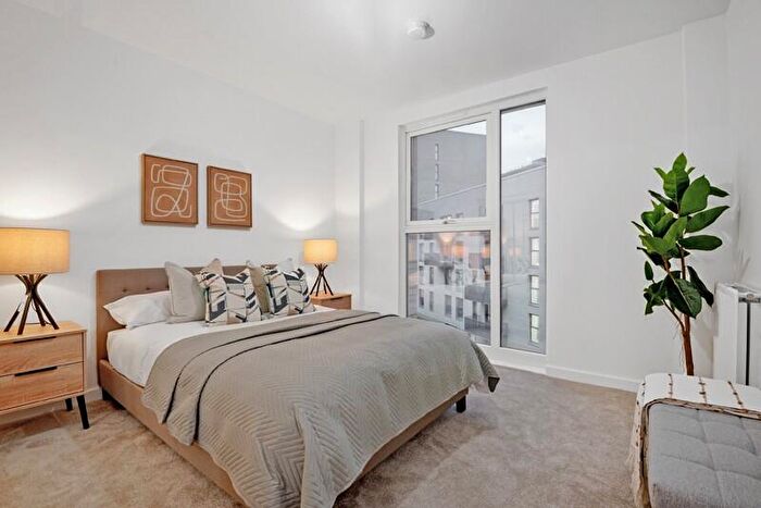 2 Bedroom Duplex To Rent In Hendon Waterside, London, NW9