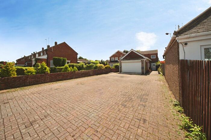 3 Bedroom Detached House For Sale In Sowerby Avenue, Luton, LU2